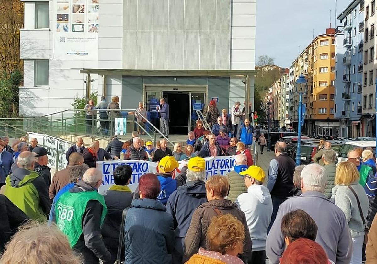Numerosos ciudadanos, un centenar aproximadamente, se manifestaron ayer frente al ambulatorio de Iztieta ante los recortes.