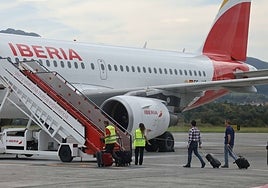 Pasajeros se dirigen a un vuelo de Iberia en el aeropuerto de Hondarribia.