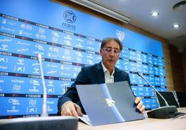 Lorenzo Juarros atiende a los periodistas en una rueda de prensa.