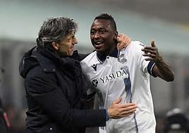 Imanol trata de calmar a Sadiq al ser sustituido.