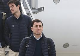Oyarzabal desciende la escalerilla del avión.