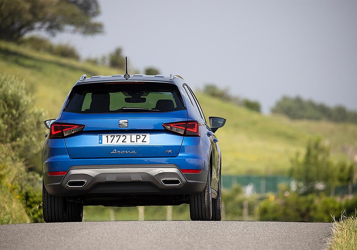 Su zaga, que integra el difusor y el spoiler, destaca la robustez del conjunto del SUV Arona.