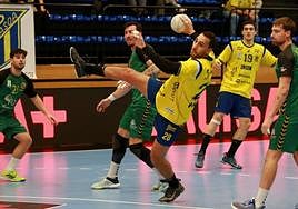 Matheus, especialista defensivo, lanza a portería en el encuentro de ayer en Artaleku.