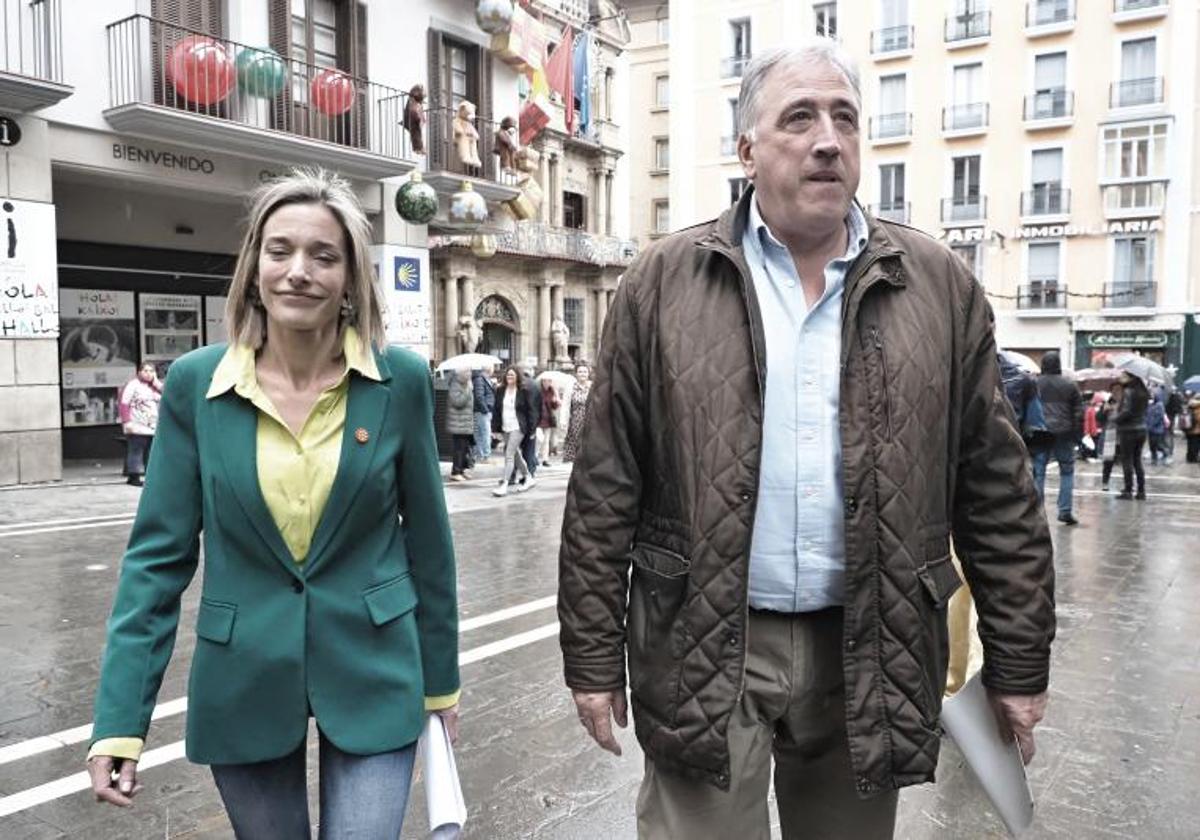 El candidato de EH Bildu a la alcaldía de Pamplona, Joseba Asiron, junto a la coordinadora de EH Bildu, Miren Zabaleta, a su llegada a una rueda de prensa tras la presentación de la moción de censura