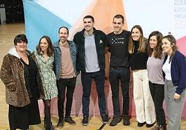 Zortzi finalistak, aurkezpen eguneko irudian.