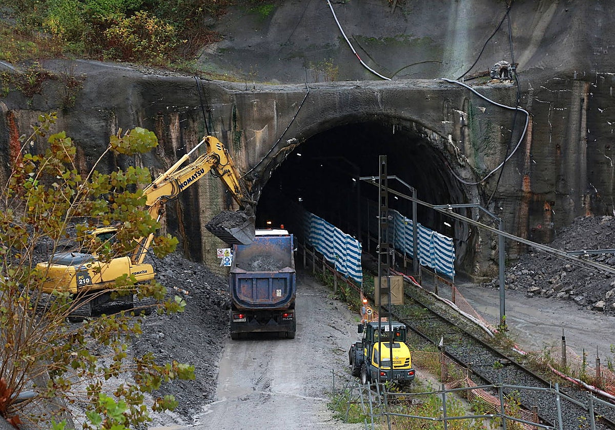 La entrada en funcionamiento de un servicio ferroviario San Sebastián-Irun-Baiona requiere de la finalización de las obras del tercer hilo.