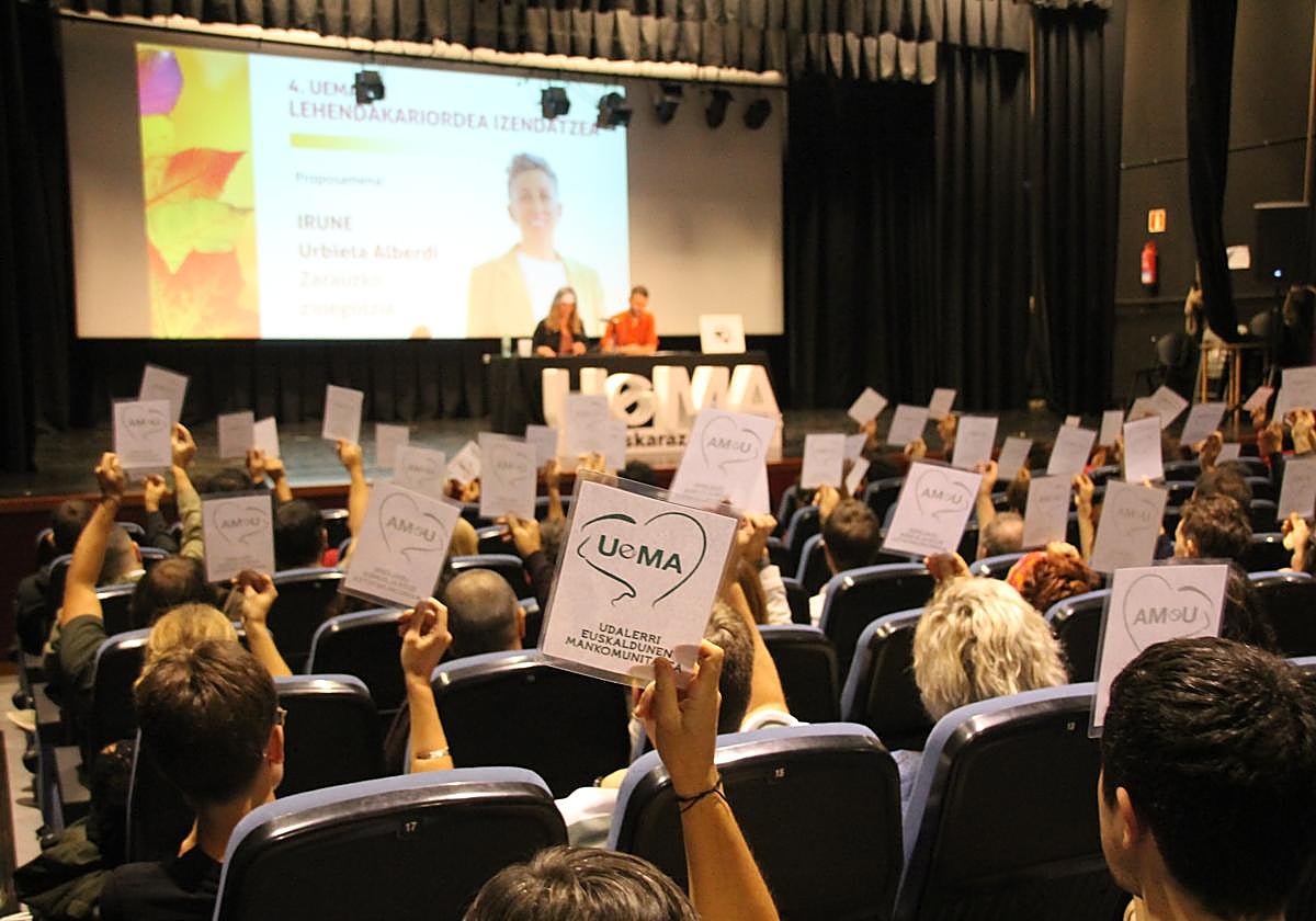 UEMAko kide diren herrietako alkateak eta zinegotziak, bozkatzen, joan den irailean Seguran egindako batzar nagusian.