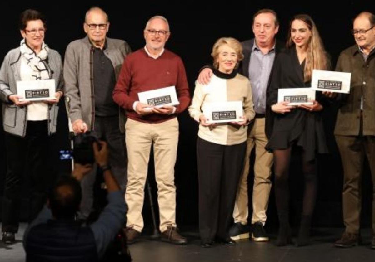 Patxi Bergara, directivo del Instituto del Pintxo, aplaude a los representantes de los bares homenajeados, Paco Bueno, Goiz Argi, La Espiga y Casa Vallés, además de Hilario Arbelaitz, de Zuberoa.