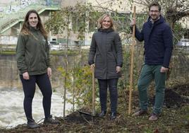 Luzia Urkiola, Leire Artola y Adur Ugartemendia en la zona de plantación situada detrás del polideportivo Antzizar.