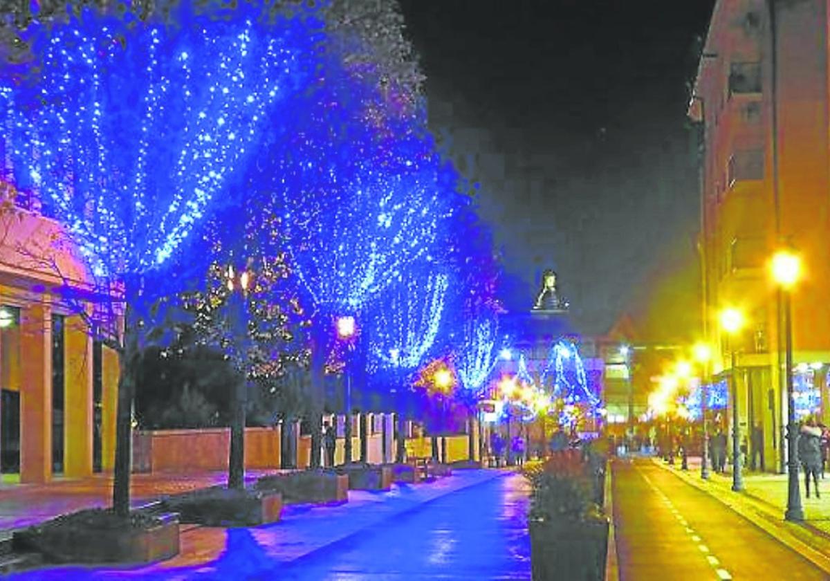 Las calles de Lazkao se iluminan desde ayer por la tarde con las luces de Navidad.