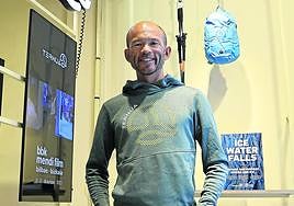 Kazuya Hiraide pasó por la tienda de Ternua en Donostia tras presentar su película en el Mendi Film Bilbao-Bizkaia.