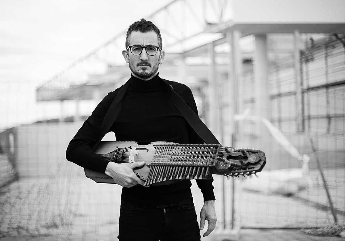 Xabier Zeberio con su indispensable y ya mítico nyckelharpa.