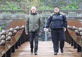 Mikel Arantzamendi camina junto a su sucesora al frente de la Policía Municipal, Leticia Astray.