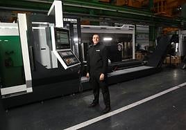 Ahmed Abdelhamid posa sonriente ante una de las máquinas que suele reparar, en Elgoibar.