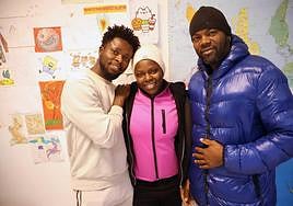 Waki Tchanile posa en Larraña Etxea entre su hermano Ibra, a quien no veía desde 2015, y su pareja, el camerunés Alex Ebola, al que conoció durante su camino en Níger en 2017.