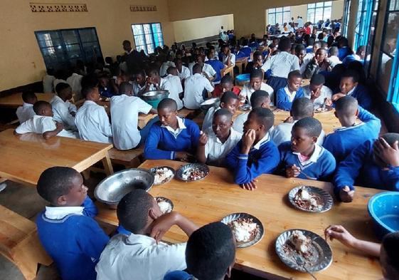 Jóvenes en el comedor de la escuela de Ghiara (Ruanda).