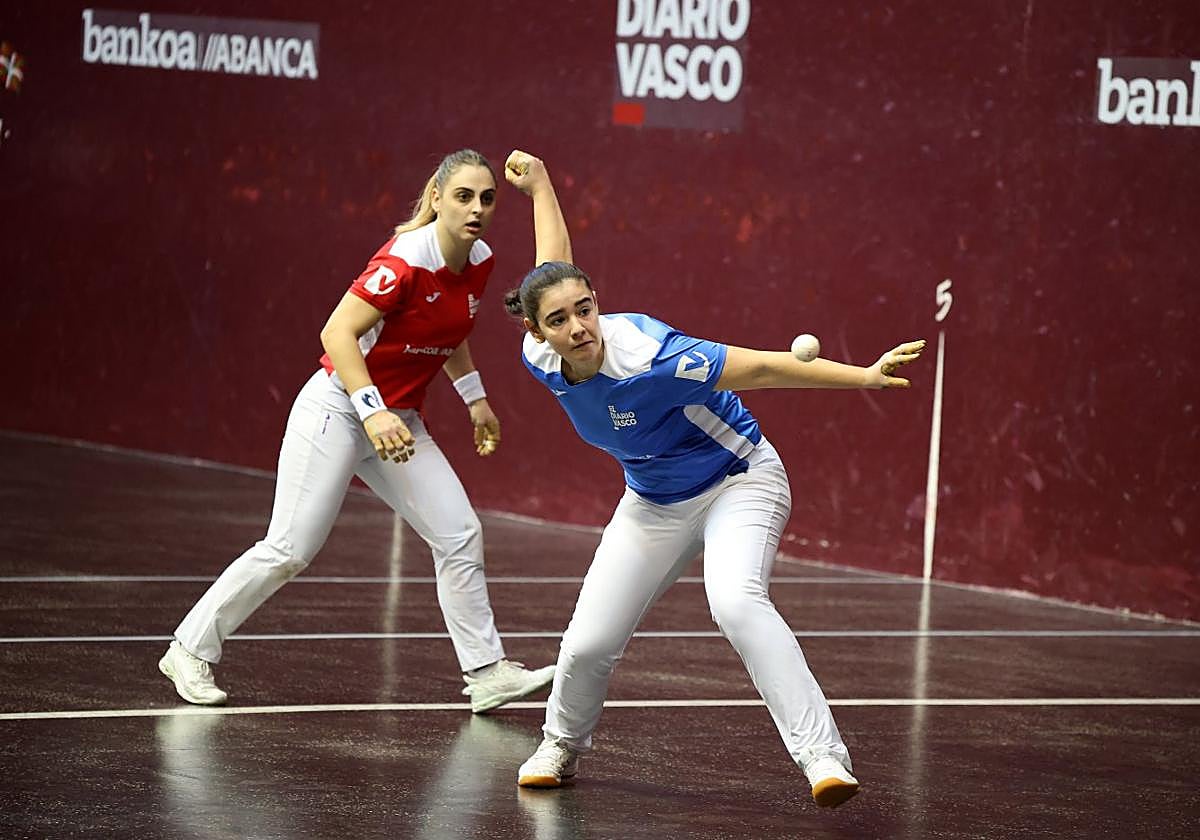 Enara Gaminde prepara un derechazo ante Amaia Aldai.