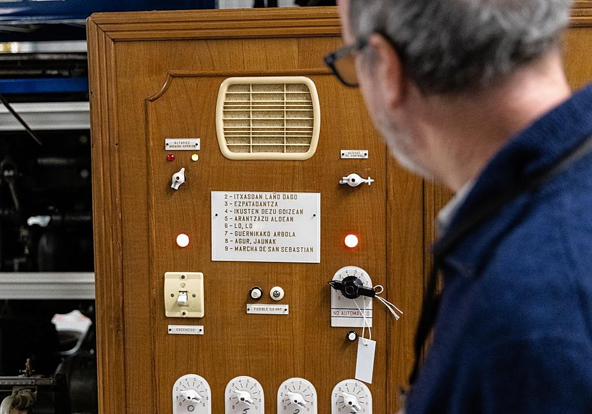 Imagen principal - Rodríguez explica detalles del león de las cavernas encontrado en la cueva de Arrikrutz en Oñati, una de las piezas más destacadas.