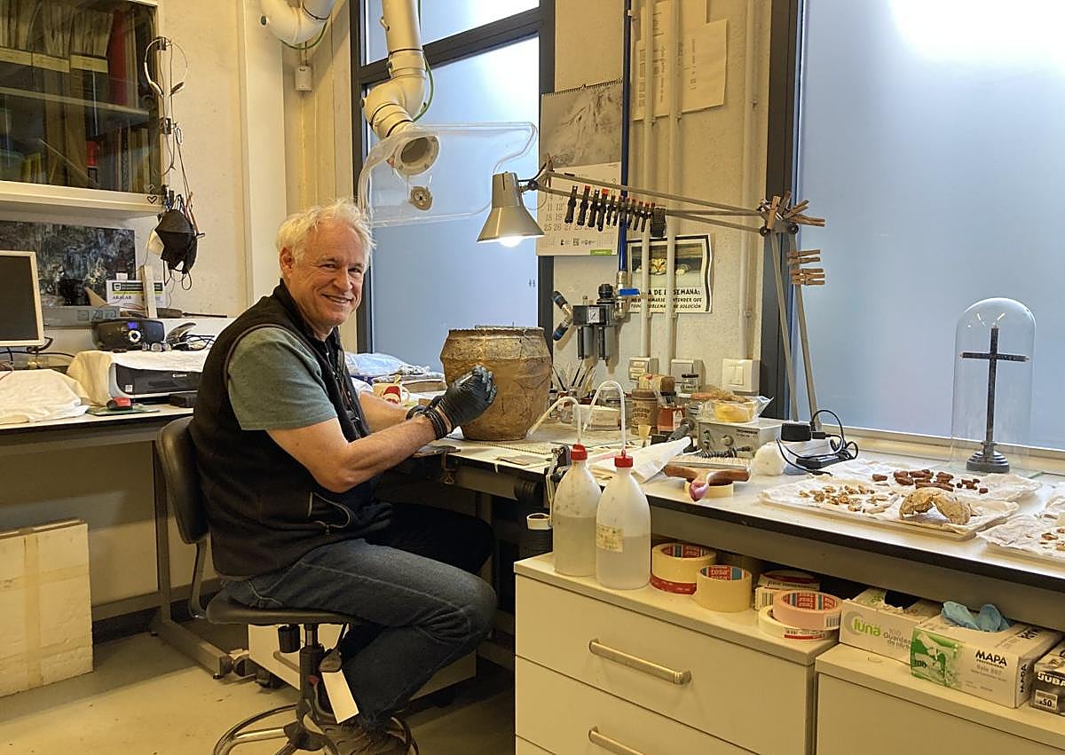 Imagen secundaria 1 - Rodríguez explica detalles del león de las cavernas encontrado en la cueva de Arrikrutz en Oñati, una de las piezas más destacadas.