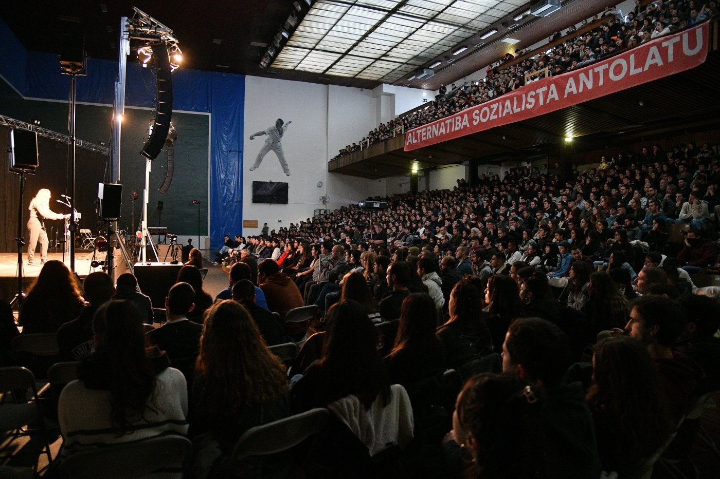 Más de mil jóvenes abarrotaron el frontón Astelena de Eibar.