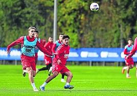 Vencedor, durante un entrenamiento del Eibar en Atxabalpe presionado por Troncho.