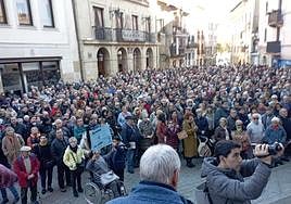 Manifestación masiva ante el ambulatorio de Iztieta en defensa de la salud
