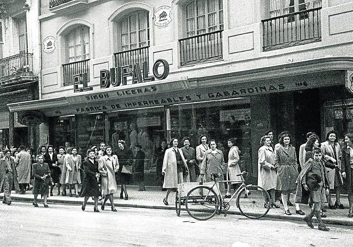 Grupos de modistillas paseando el día de su patrona.