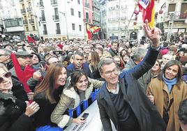 El presidente del PP, Alberto Núñez Feijóo, se dio el domingo un baño de masas y se situó en la primera fila de una protesta que reunió a 10.000 personas en las calles de Pamplona.