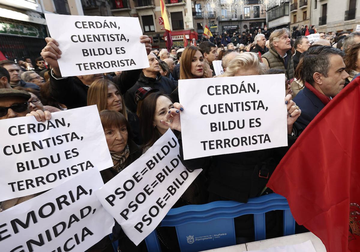 Imagen principal - UPN, PP y Vox denuncian que Sánchez entrega la Alcaldía de Pamplona al «fascismo abertzale»