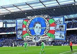 La previa del encuentro ha reunido a familiares, aficionados y peñistas para realizar una emotiva ofrenda.