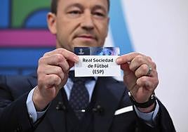 John Terry saca la papeleta de la Real Sociedad.