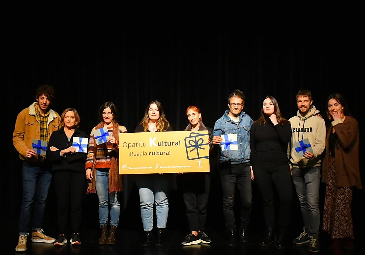 La concejala de Cultura, junto a algunos de los protagonistas de la programación cultural del semestre.