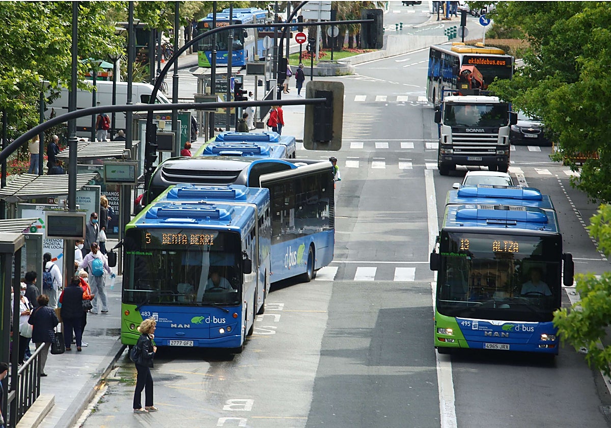 Catorce líneas de Dbus no circularán hoy y el resto lo harán con menores frecuencias