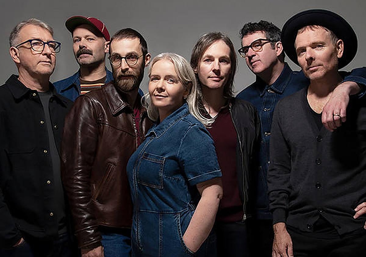 Imagen principal - La última visita de Belle and Sebastian a Donostia fue en 2013 cuando actuaron en el escenario de la playa de la Zurriola, en el Jazzaldia (1). Kiril Petrenko, director titular de la Filarmónica de Berlín, debutará en Donostia (2). Bulego actuaron en la pasada Semana Grande ante 15.000 espectadores (3).