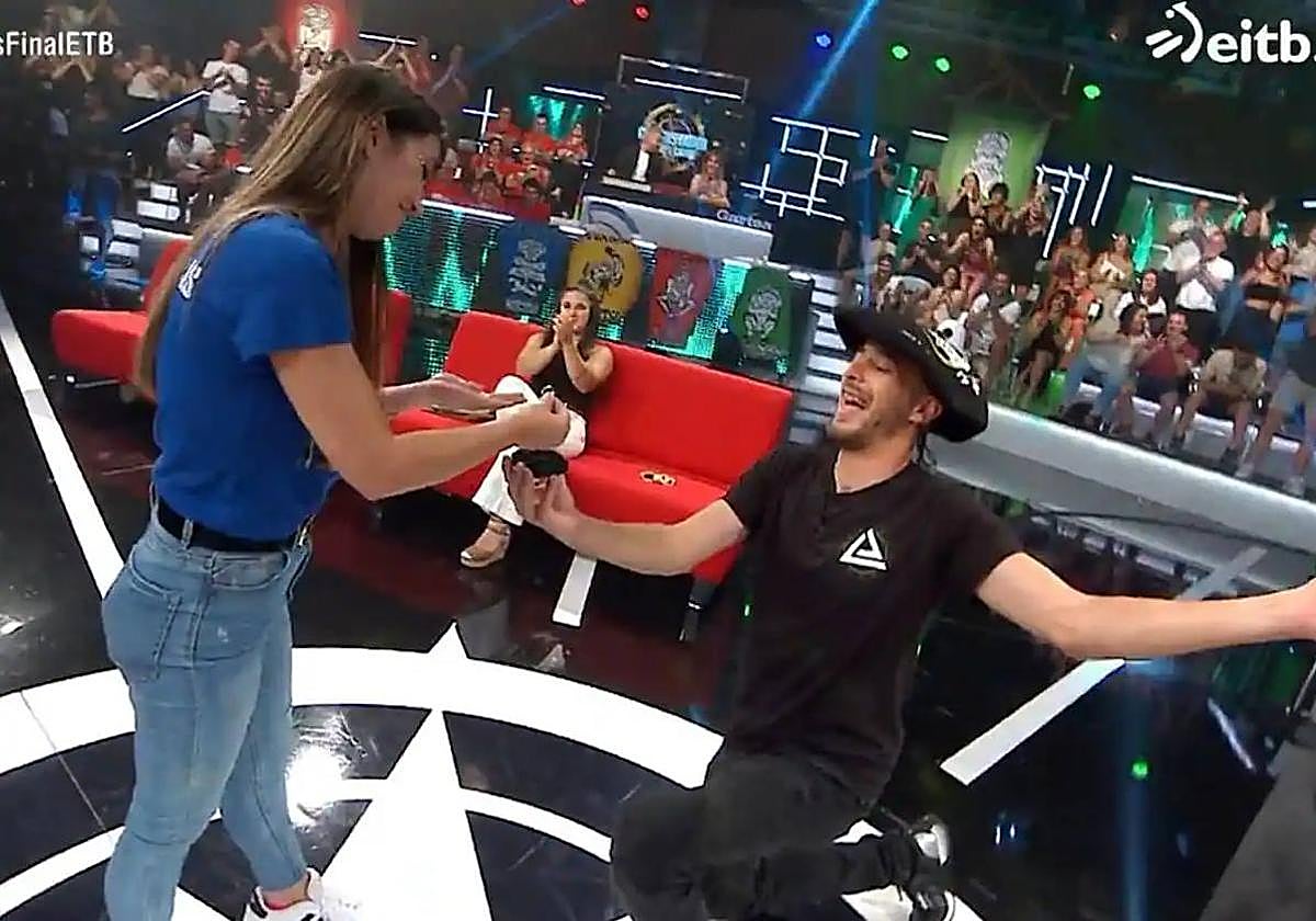 Locuras pide matrimonio a su novia durante la final de El Conquis