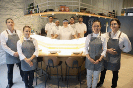 Los responsables del bar Ostebi de Irun, listos para preparar un pulpo.
