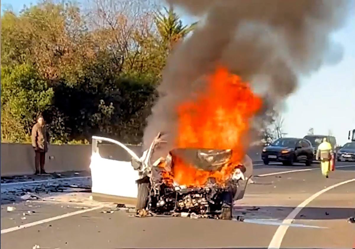 Imagen principal - «Había tanto fuego que era imposible acercarse al coche. No pudimos hacer nada»