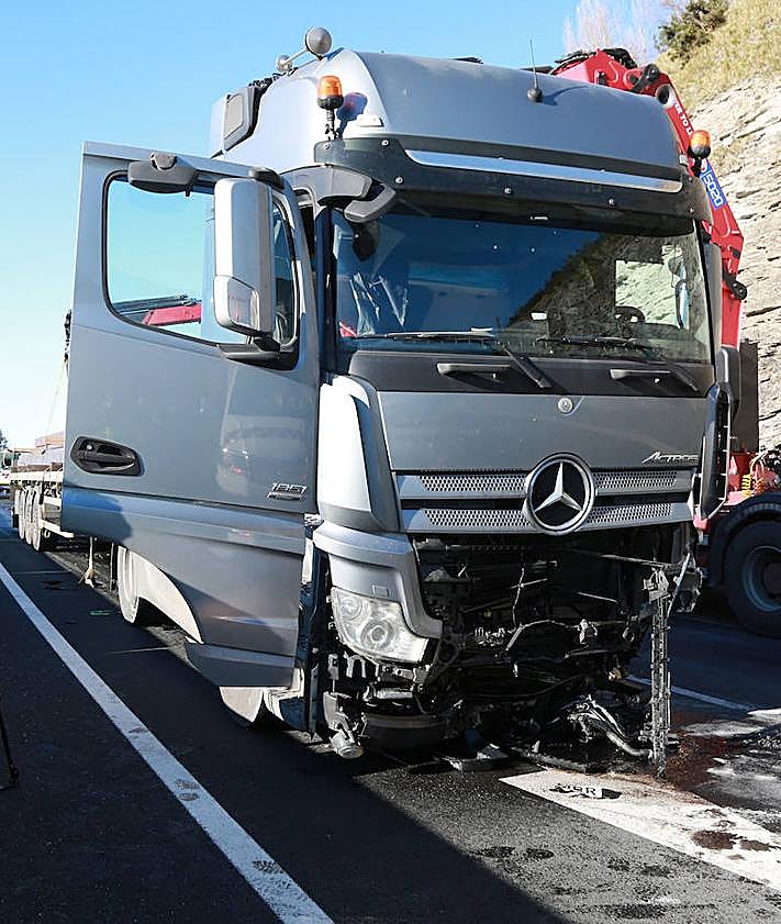 Imagen secundaria 2 - «Había tanto fuego que era imposible acercarse al coche. No pudimos hacer nada»