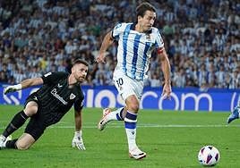 Mikel Oyarzabal se escapa de Unai Simón durante el derbi de esta temporada.