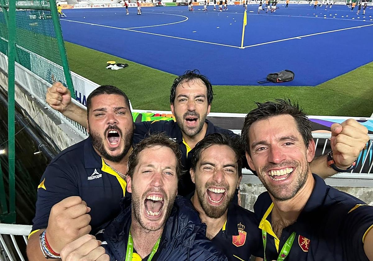 Kamio, el primero por la derecha, celebra con sus compañeros de staff.