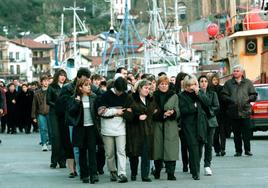Los funerales por los ocho arrantzales fallecidos congregaron el 16 de enero de 1999 a familiares, vecinos y autoridades.