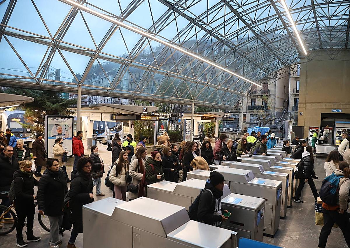 Imagen secundaria 1 - Afluencia de usuarios en el transporte público.