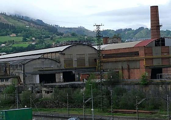 Edificio antiguo de Arcelor que iba a acoger el Polo de Innovación de Economía Circular del Plástico.