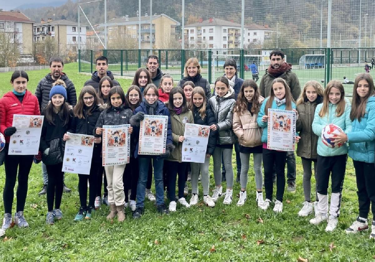 Futbolistas de UDA-Arizmendi, representantes de la organización, el alcalde de Aretxabaleta y la directora deportiva de la Real en la presentación.