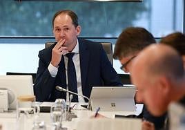 El diputado de Hacienda de Gipuzkoa, Jokin Perona, en una comisión.