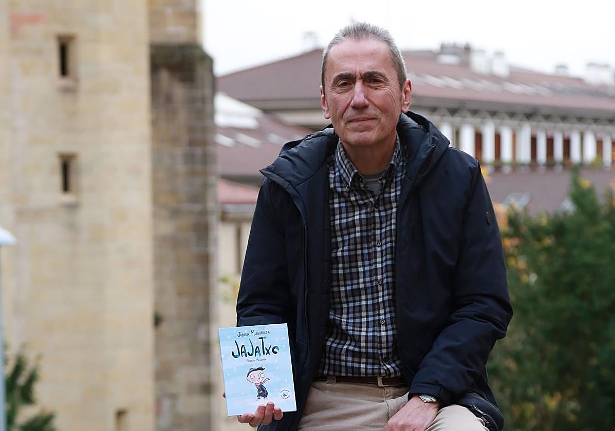 Jabier Muguruza, 'Jajatxo' ipuinaren ale batekin.