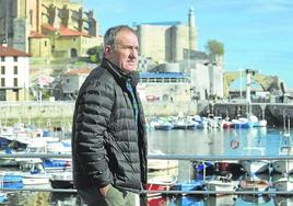 José Luis Korta, en Castro Urdiales, donde reside desde hace muchos años.