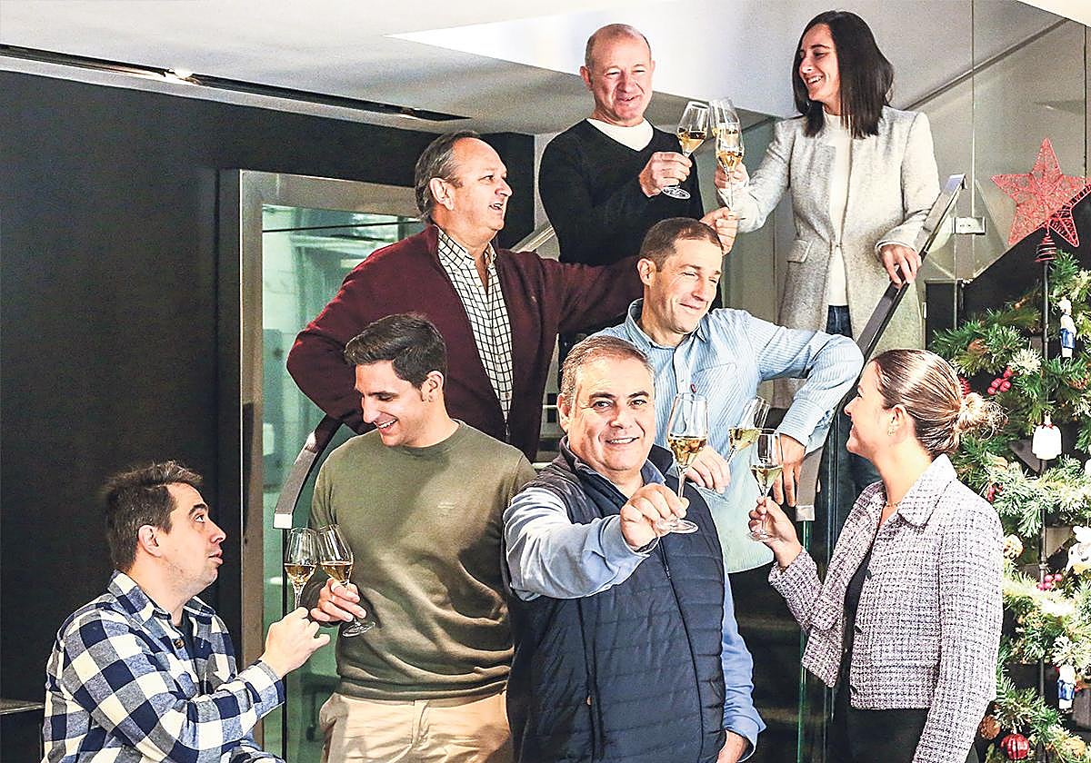 En la fila superior, de izquierda a derecha, Joxemi Ayerbe (Gandarias) y Lucía Marcilla (Arzak). En medio, Juan Mari Humada (Chef del Vino) y Carlos Muro (Akelarre). En la fila inferior, Ciro Carro (Akelarre), José Manuel Borrella (Martín Berasategui), Mariano Rodríguez y Shua Ibáñez (Arzak).