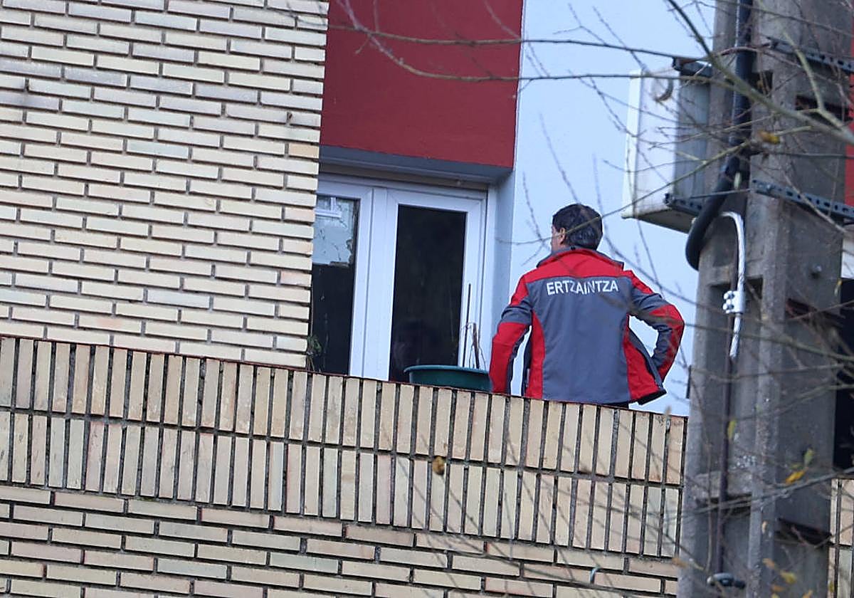 La Ertzaintza analiza la zona próxima a la vivienda de Deba donde falleció el domingo la mujer a consecuencia de un disparo.