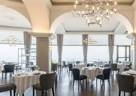 Salón del hotel Monte Igueldo, donde esperan aun centenar de comensales en Nochebuena.